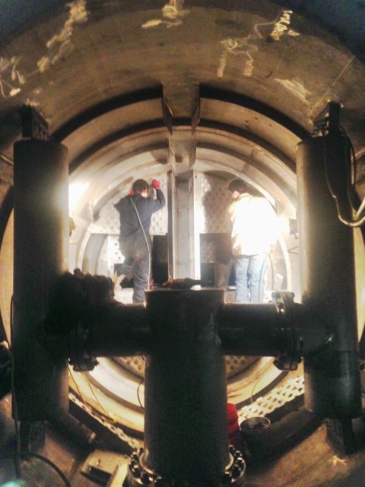 Stellar internal tray installation inside a process column for tray installation — documented project 1