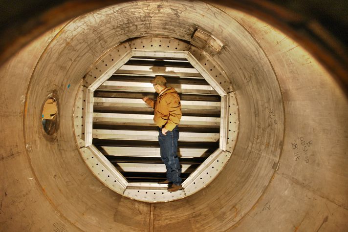 Stellar internal tray installation inside a process column for tray installation — documented project 2