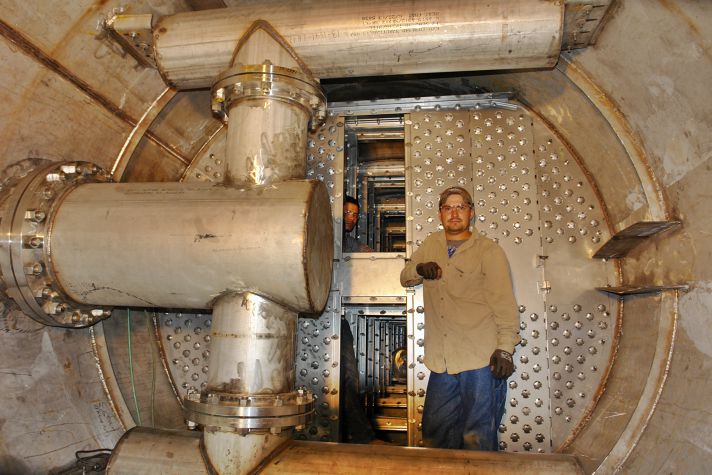 Stellar internal tray installation inside a process column for tray installation — documented project 3